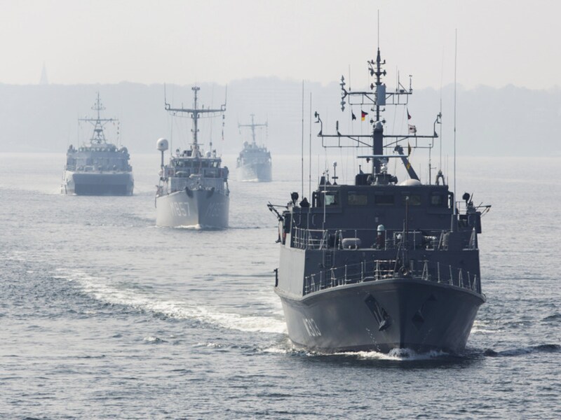 Marineschepen op weg van Kiel in Duitsland naar de Baltische zee, als onderdeel van een uitgebreide NAVO-missie in de regio. Het tweede schip van voor is de Nederlandse mijnenjager Makkum.