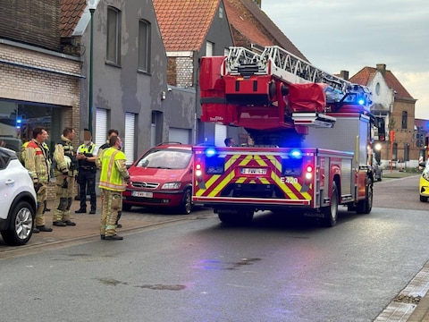 In de Garzebekeveldstraat in Adinkerke is de bliksem ingeslagen op een woning.