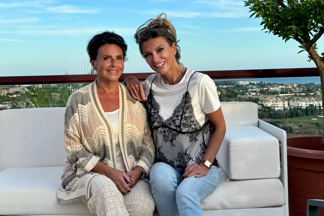 Mama vond nog geen enkele man goed genoeg voor mij”: Véronique De Kock en mama  Nicole openhartig over de liefde | Foto | hln.be