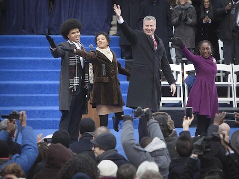 De Blasio met zijn vrouw en twee kinderen.
