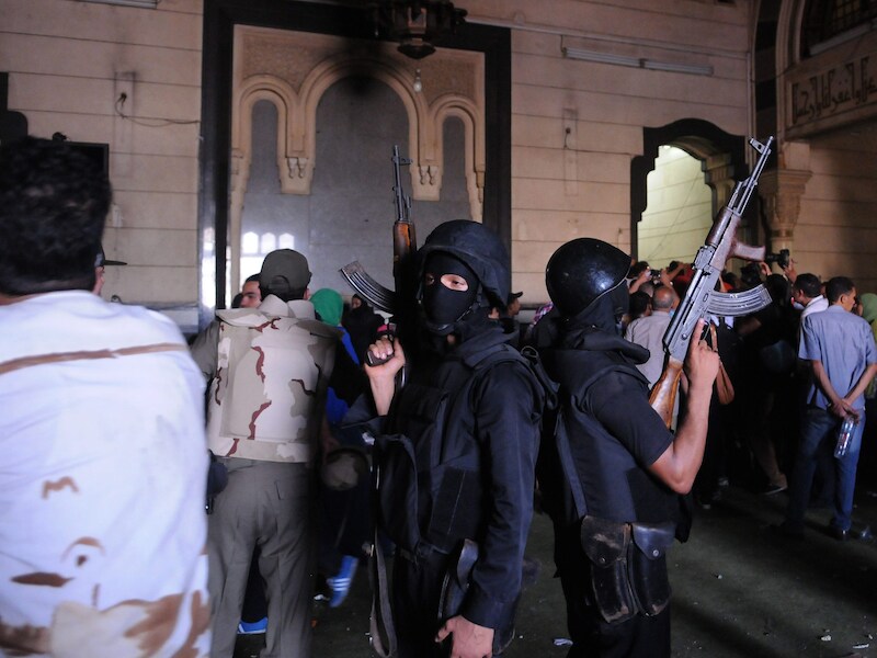 Egyptische strijdkrachten in de al-Fateh-moskee.