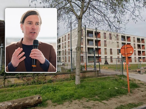 De woonblokken aan de Dublinstraat (rechts) in Gent liggen naast de gerestaureerde loodsen. Inzet: burgemeester van Gent Mathias De Clercq.