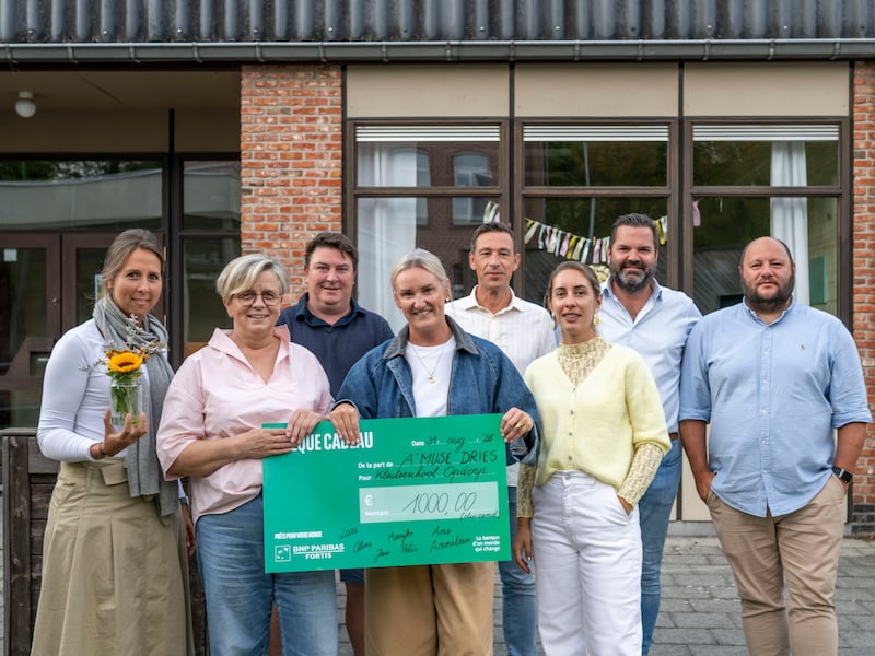 Organisatoren A’muse Dries steunen kleuterschool met cheque voor vergroeningsproject