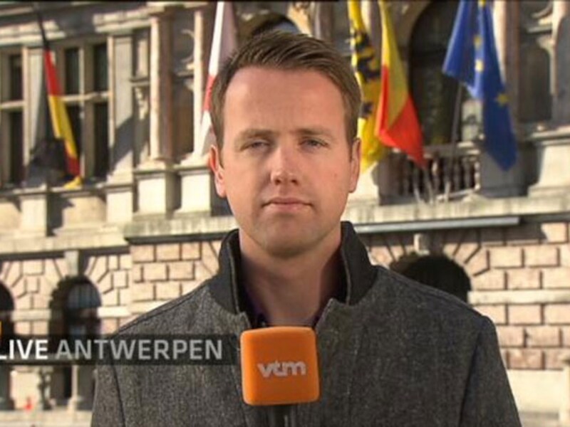 Philippe Beinaerts, voor het Antwerps Stadhuis.