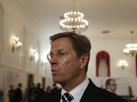 Duits minister van Buitenlandse Zaken Guido Westerwelle maant aan tot voorzichtigheid omtrent een interventie in Libië.