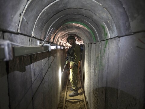Een Israëlische legerofficier geeft journalisten een tour door een belegerde Hamas-tunnel.