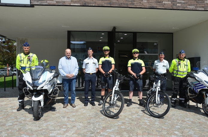 Guy D'haeseleer tijdens de voorstelling van het nieuwe fietsteam van de politie van Ninove.