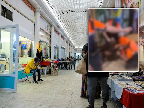 Het incident gebeurde in een winkelgalerij in de Matongéwijk. Twee agenten (inzet) moesten naar het ziekenhuis overgebracht worden.