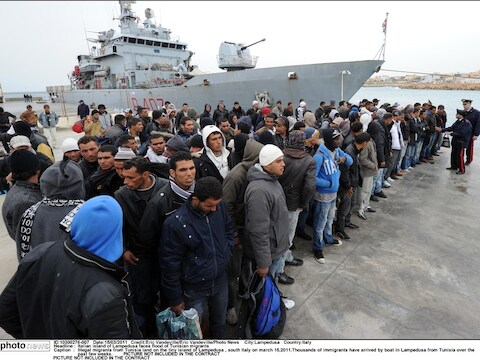 Tunesische vluchtelingen komen aan in Lampedusa.