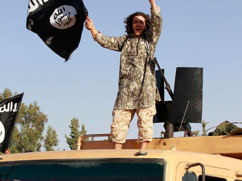Een IS-strijder in de Syrische stad Raqqa.