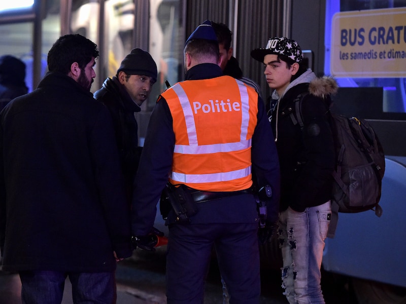 De politie controleert aan de Belgisch-Franse grens in Adinkerke (De Panne) vluchtelingen op een Franse lijnbus. Archieffoto 23 februari 2016.