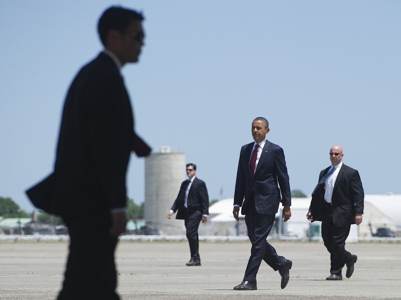 Leden van de geheime dienst beschermen de Amerikaanse president Barack Obama.