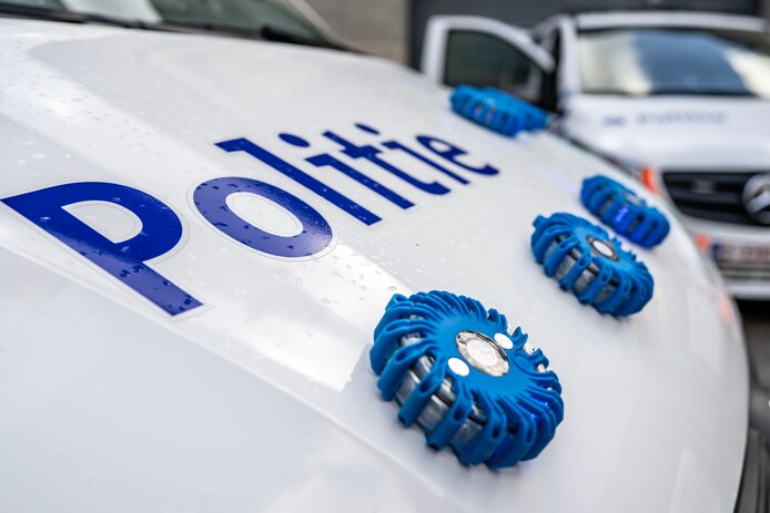 Jonge bestuurder gebruikt grootlichten en wil inhaalmanoeuvre uitvoeren ...