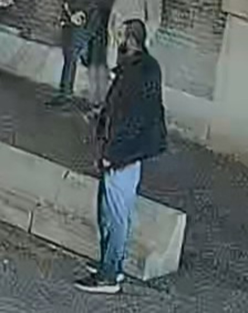 The police are looking for this man as a witness. He may have more information about the facts.