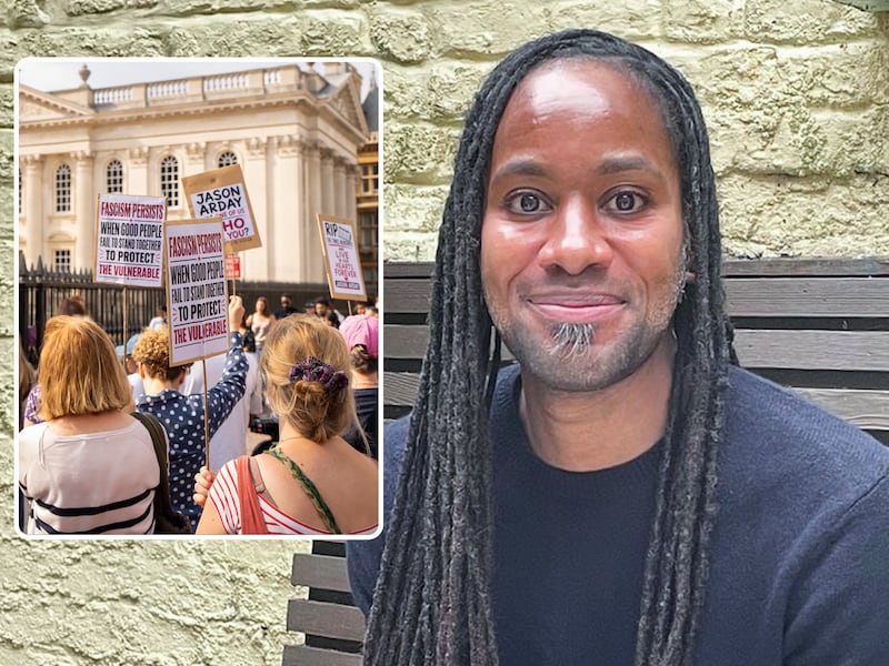 Professor Jason Arday werd enkele dagen geleden dood aangetroffen, na beschuldigingen van plagiaat. Studenten en personeel van de universiteit van Cambridge verzamelden zondag om hem een laatste eerbetoon te brengen. 