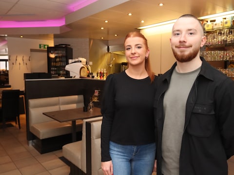 Kayla en Bodhi Houtmeyers trakteren op een gratis fles wijn per tafel tijdens de Vredefeesten.