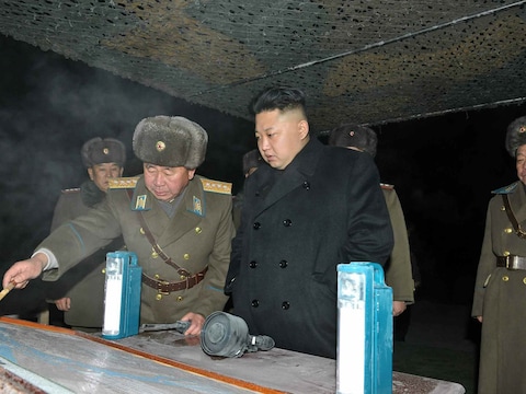 De Noord-Koreaanse leider Kim Jong-un inspecteert een legereenheid tijdens een winteroefening, donderdag.