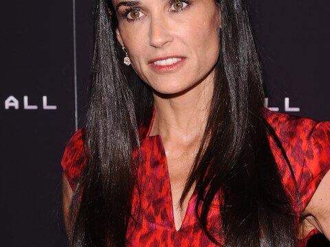 De wenkbrauwen van Demi Moore bevinden zich dicht bij de ogen