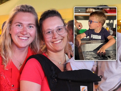 De zussen Joyce en Céline Butaye: vaste aanwezigen op de jaarlijkse Smulmarkt in Pollinkhove. Foto inzet: ook voor de kleinsten was er heel wat te beleven.