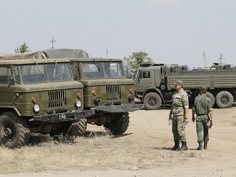 Russische legertrucks in Rostov, vlakbij de Oekraïense grens