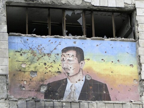 Een afbeelding van de Syrische president Bashar al-Assad op een gebouw in Aleppo.