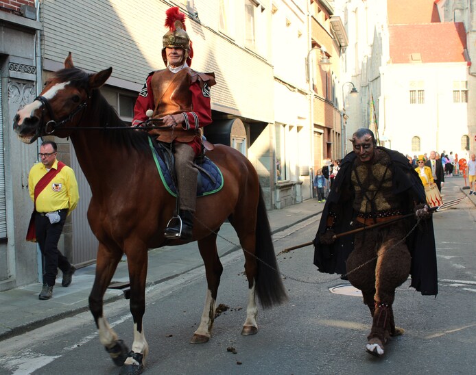 Eventjes dreigde een brand de pret te bederven: Fiertelommegang trekt ...