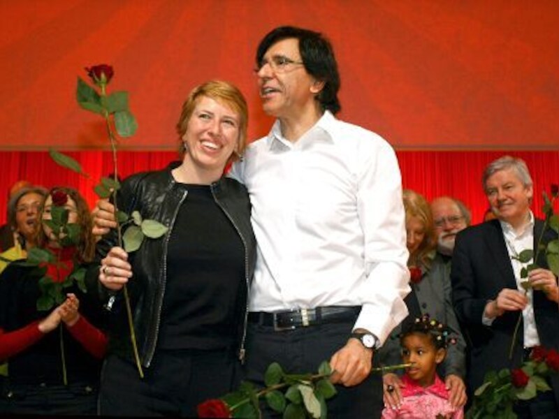 Caroline Gennez samen met Elio di Rupo op het podium.