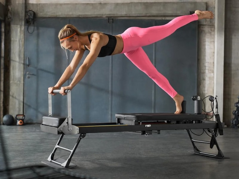 Amper 300 euro voor ‘reformer pilates’-toestel van Lidl, maar is thuis trainen wel een goed idee? “Een verkeerde beweging is snel gemaakt”