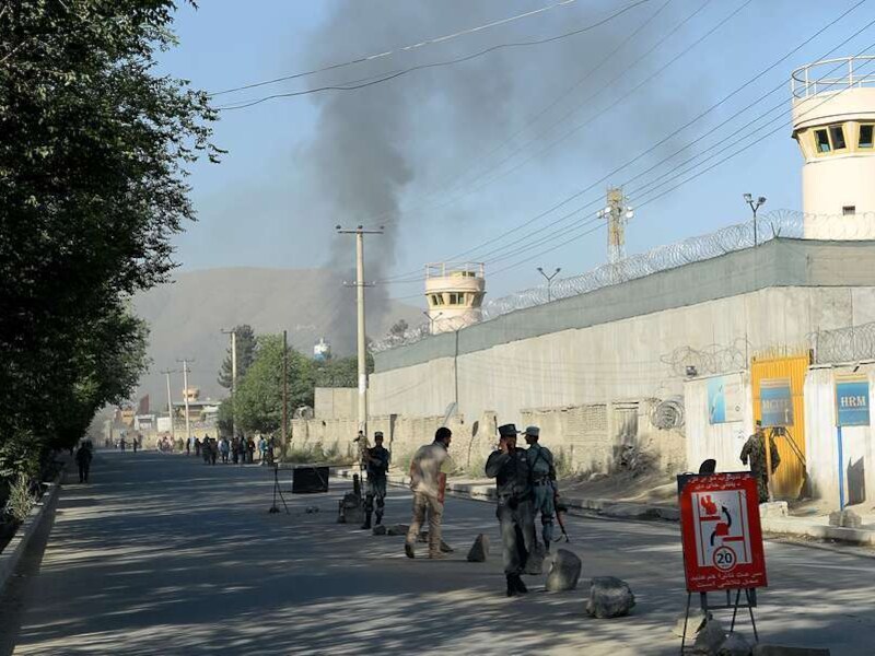 Afghaanse veiligheidstroepen dinsdagochtend in Kabul bij het door talibanstrijders onder vuur genomen presidentiële paleis.