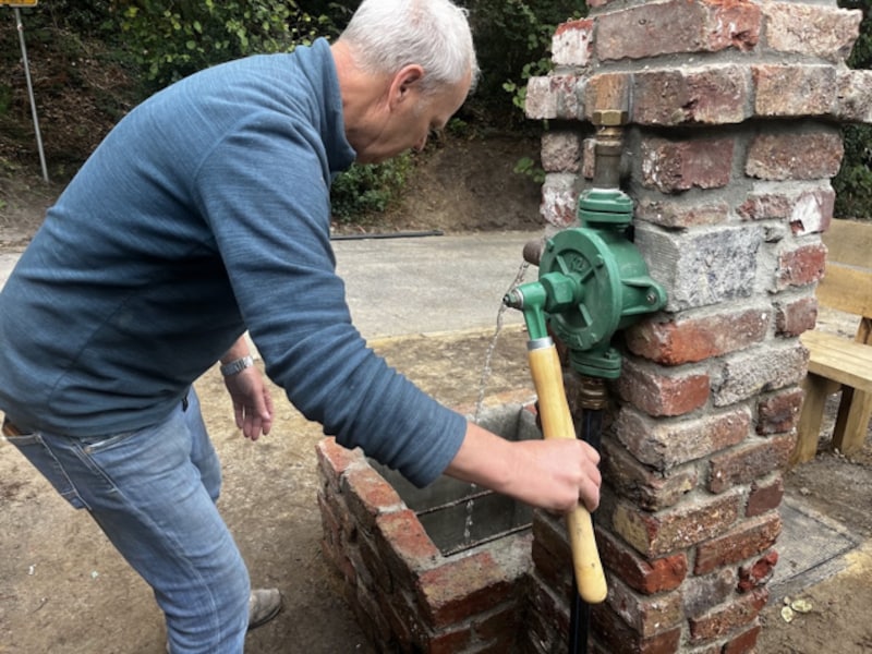 Aan de rand van het dorp staat een handpomp in Sint-Joris-Weert waar mensen bronwater kunnen halen.