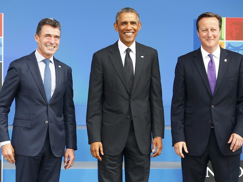 NAVO-secretaris-generaal Anders Fogh Rasmussen (links), de Amerikaanse president Barack Obama (midden) en de Britse premier David Cameron (rechts) bij de start van de tweedaagse NAVO-top in Wales.
