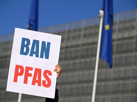 Milieuactivisten protesteren bij het hoofdkantoor van de Europese Commissie in Brussel. (05/03/26) 