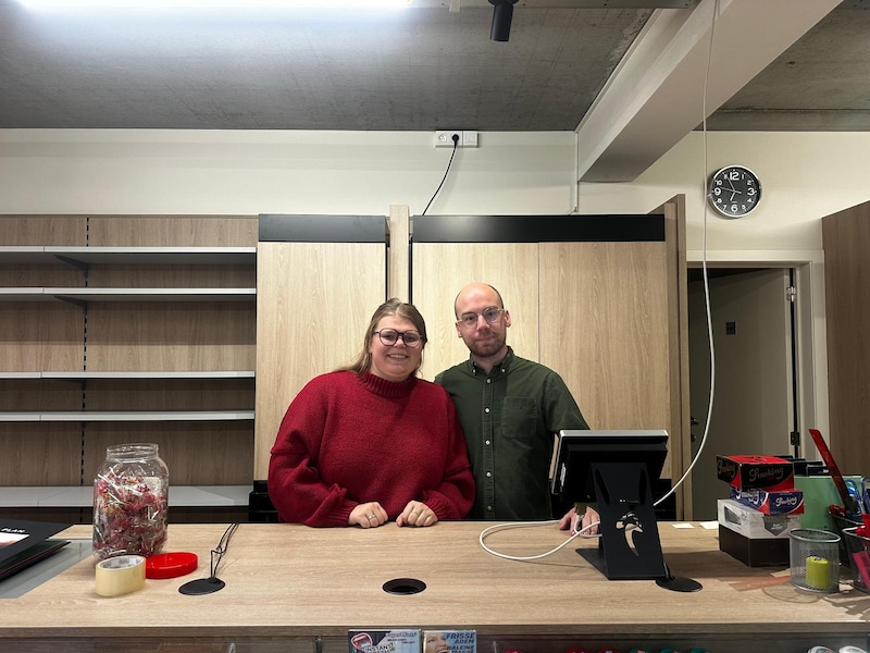 Jonas Cassimon (34) en Hanne Errygers (28) heropenen dagbladhandel Brems in Wildert.