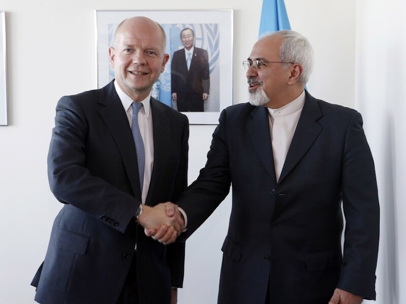De Britse minister van Buitenlandse Zaken William Hague en zijn Iraanse collega Mohammad Javad Zarif schudden elkaar de hand