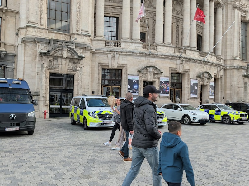 Zaterdag stonden politiewagens op de Frankrijklei, ter hoogte van de Opera, terwijl de politie rekening hield met mogelijke jongerenprotesten.