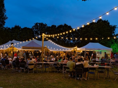 Een beeld van het zomerdorp in de tuin van het gemeentehuis Hof van Wyckhuize in Alveringem. 
