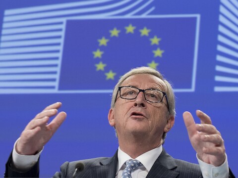 De Europese Commissie weigert in te gaan op de rol van Juncker in het Lux Leaks-schandaal.