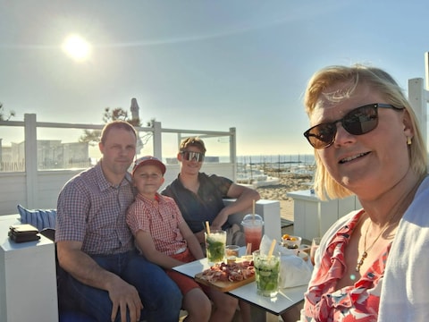 Burgemeester Degezelle met echtgenoot Geert Coussement en de kinderen. 