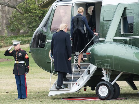 Donald Trump en zijn dochter Ivanka gaan aan boord van de Marine One, de presidentiële legerhelikopter.