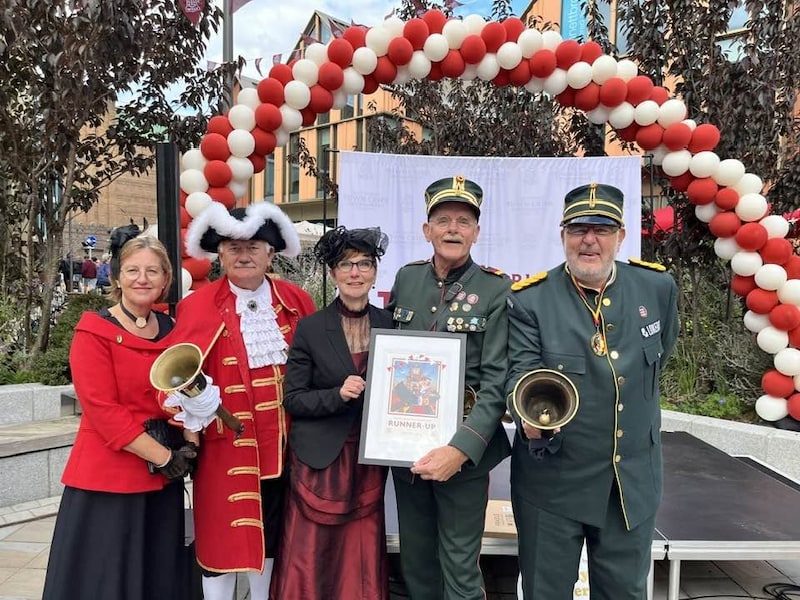 World Town Crier Tournament Chester: Belleman Joris met trofee in de hand. Vergezeld door de Belgische delegatie. Direct naast hem vrouw Monica.