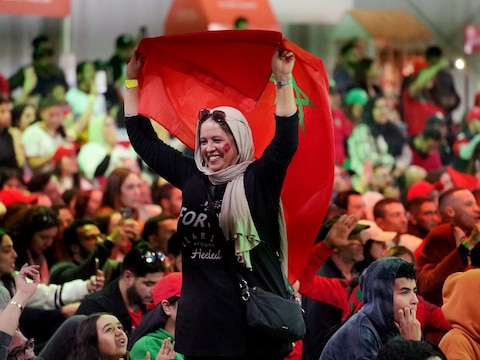 Marokkanen supporteren in Casablanca voor hun land tijdens de WK-wedstrijd van Marokko tegen Portugal.