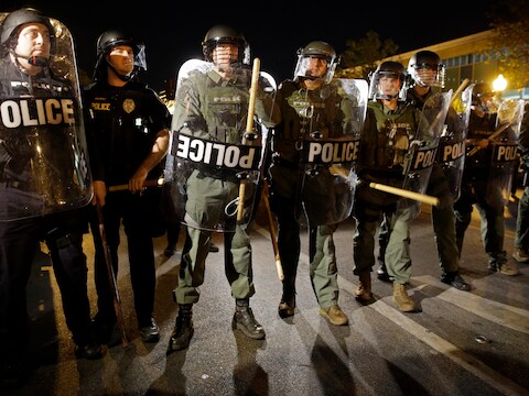 Van 22 tot 6 uur geldt een avondklok in Baltimore. De politie ziet erop toe dat er niemand op straat komt.