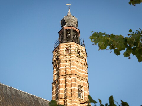 Het defecte uurwerk wordt hersteld en de toren krijgt een nieuwe verflaag.