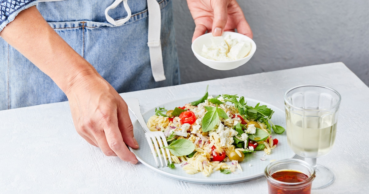 Griekse pasta met geroosterde paprika en feta | Eten | HLN.be