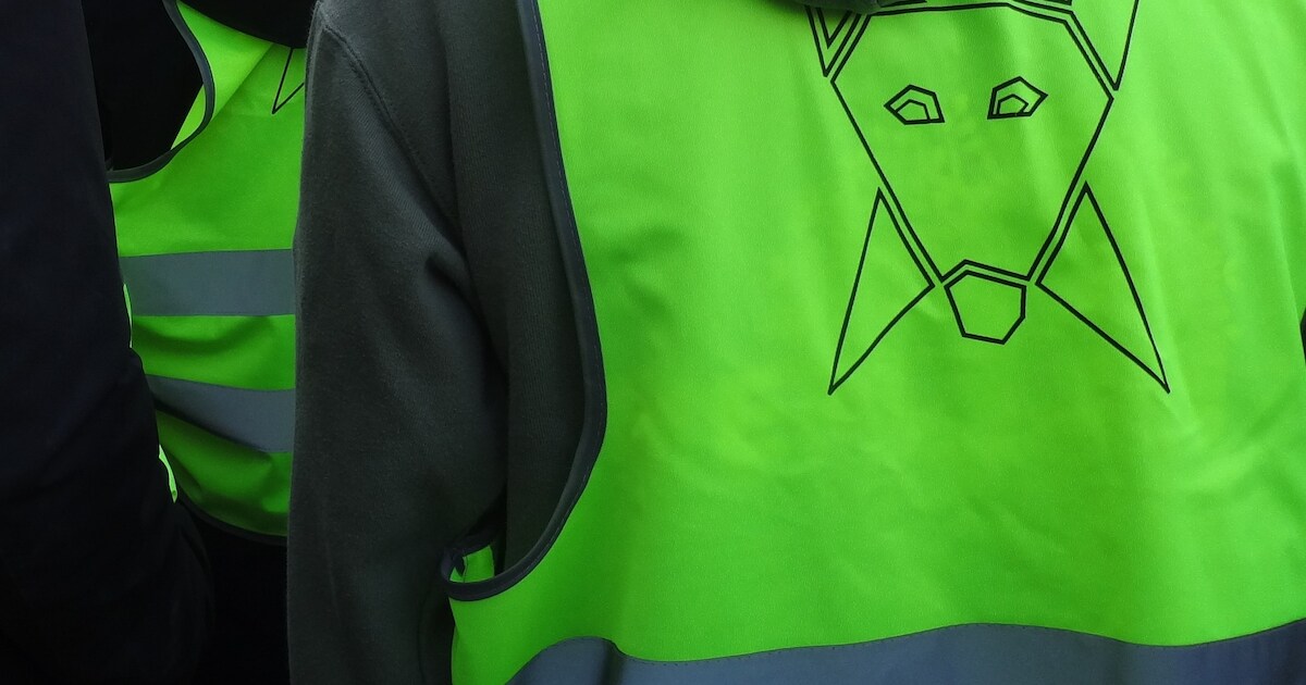 Gemeente deelt gratis fluohesjes uit