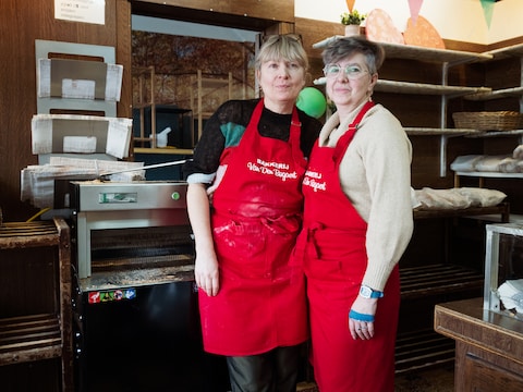 Na meer dan zeventig jaar stopt bakkerij Van den Bogaert aan het Eksterlaar ermee. Rechts: zaakvoerder Tanja. 