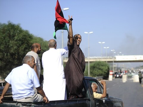 Rebellen juichen bij de 27ste Brug, enkele kilometers ten westen van het centrum van Tripoli.