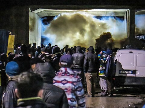 Kort voor middernacht en een kwartier na de jaarwende lost de oproerpolitie telkens een salvo traangasgranaten. De weg naar het centrum van Calais wordt op oudejaarsnacht voor de vluchtelingen versperd.