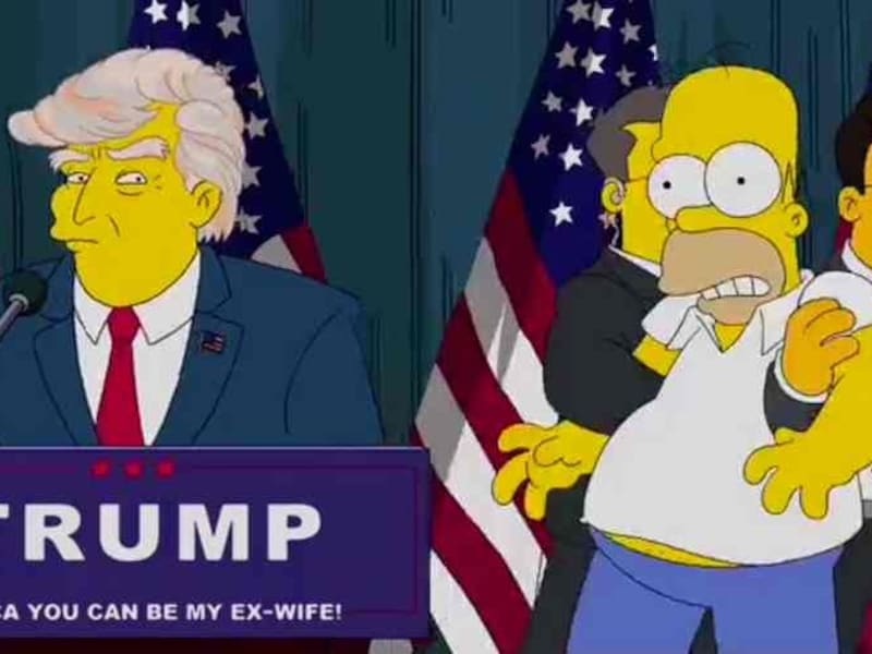 Homer wordt weggesleurd tijdens een campagnebijeenkomst van Donald Trump in een apart animatiefilmpje dat in juli vorig jaar werd uitgebracht.