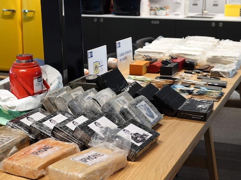 Vooral cocaïne maar ook cannabis was voorradig. De krik diende om de blokken te persen. 